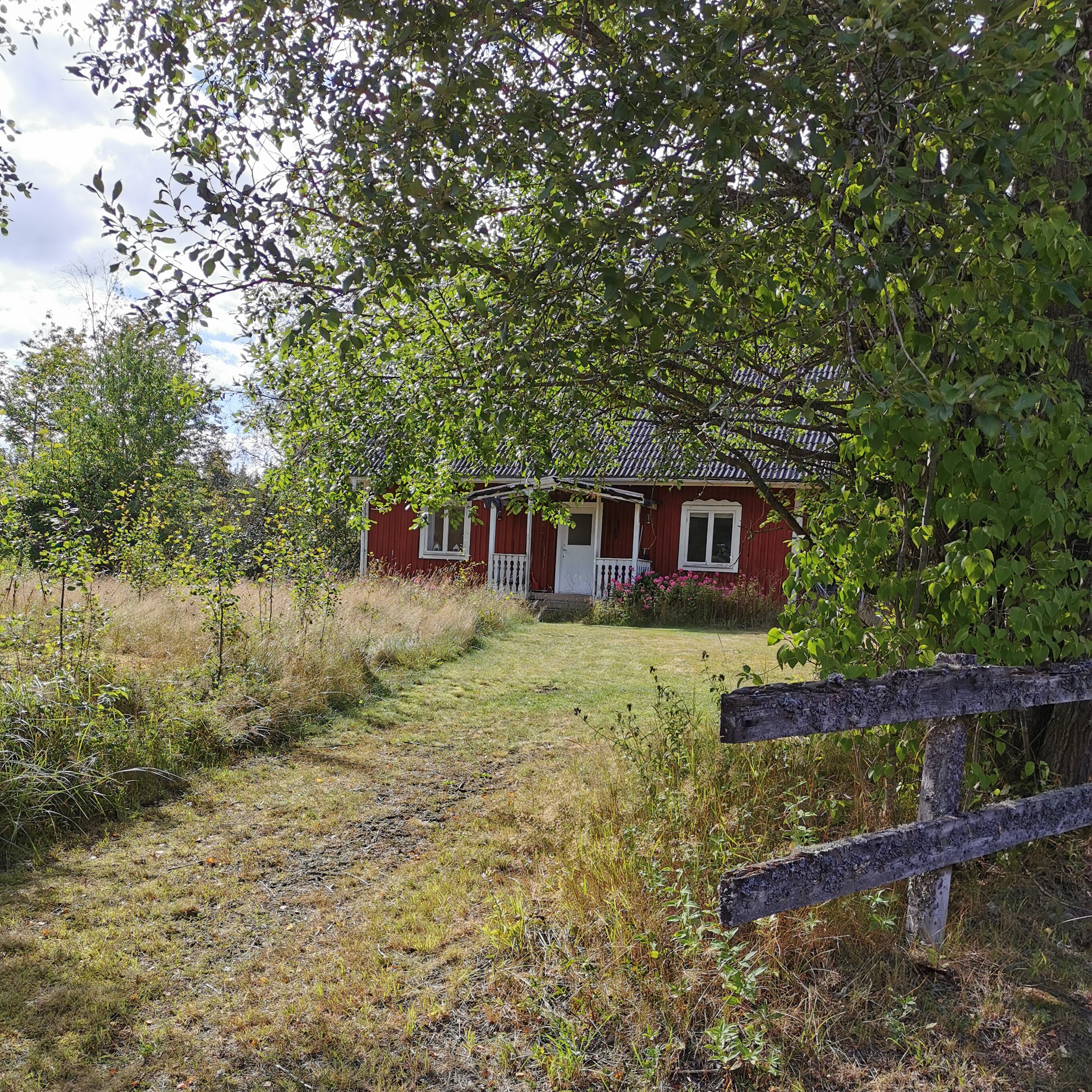En röd liten stuga i Småland